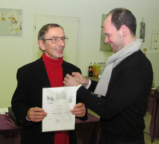 Der neue Vorsitzende Rouven Belkot (r.) überreichte seinem Vorgänger Jürgen Trick (l.) die Silberne Ehrennadel. Foto: Helmut Scheffler